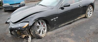 Mouscron: une Maserati défonce la clôture et atterit sur le parking ... Mouscron: une Maserati défonce la clôture et atterit sur le parking ...