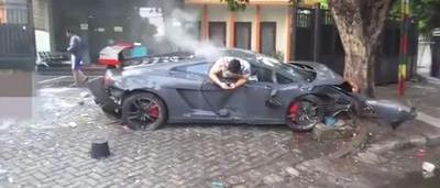 La vidéo qui choque: il sort d'une Lamborghini accidentée, pour envoyer un  SMS, alors qu'un corps gît au sol 
