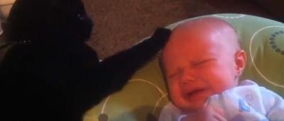 Trop Mignon Ce Chat Calme Un Bebe En Pleurs En Lui Faisant Des Doudouces Video Sudinfo Be