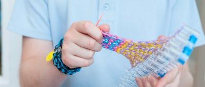 Attention avec les bracelets Rainbow Loom: ils peuvent causer des problèmes  de santé aux enfants (vidéo) 