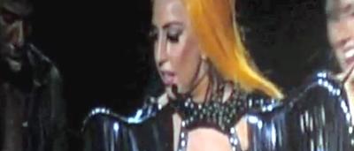 Lady Gaga reoit un sex toy en plein concert - sudinfo.be