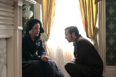 « J’ai la tête que j’ai » : Tobias Menzies (« Outlander ») admet qu’il ne ressemble pas, dans la mini-série « Manhunt » (Apple TV +), à son personnage, l’homme qui a traqué l’assassin du Président Abraham Lincoln