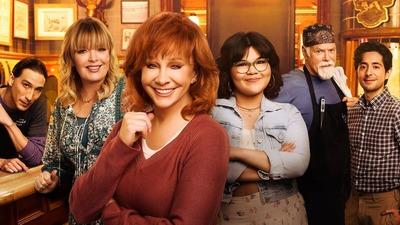 « Happy’s Place » : que vaut cette nouvelle sitcom qui a pour star la reine de la country Reba McEntire ?