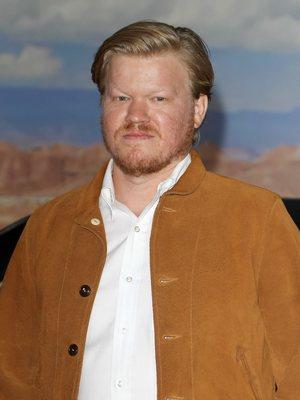 Avec 22 kilos de moins, l’acteur Jesse Plemons est méconnaissable dans « Zero Day », la série avec Robert De Niro, à voir sur Netflix (photo)