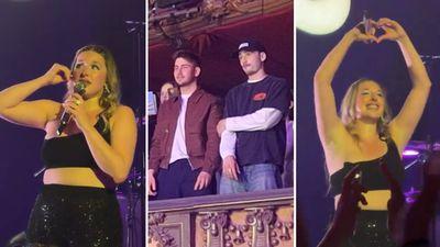 En larmes, Helena fait une grande annonce au Trianon à Paris face à Pierre  Garnier, Lénie, Julien ou encore Michaël Goldman (vidéo)