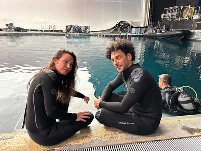 Plongée dans les eaux belges de « Surface », avec Laura Smet et Tomer Sisley : Ciné-Télé-Revue vous dévoile les coulisses du tournage aux Studios Lites !